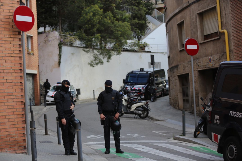 Barcelona13/04/2016 Sociedad. Operacion de los Mossos contra una banda que atracaba bancos en Alemania. Avinguda Coll del Portell FOTO DANNY CAMINAL